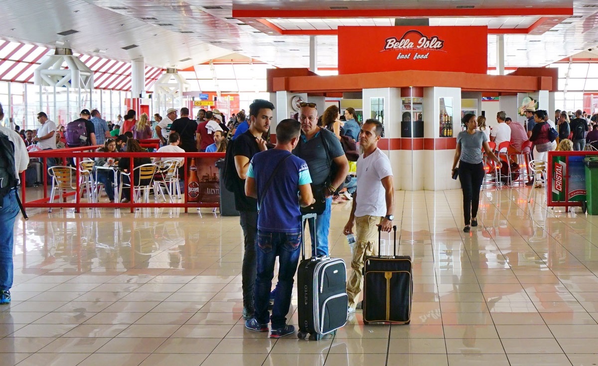 cubanos-aeropuerto-cuba.jpg